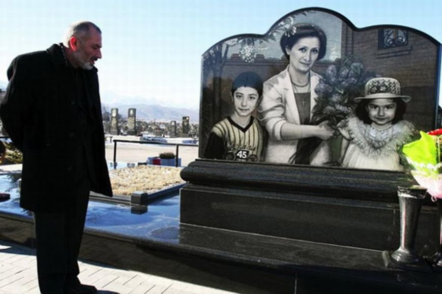 Виталий Калоев у могилы жены и детей, погибших над Боденским озером 2 июля 2002 года 
