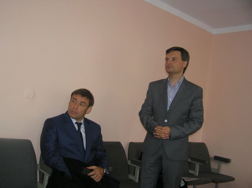 Первый заместитель городского головы Андрей Погребной и управляющий делами исполкома Руслан Шаповалов в зале суда