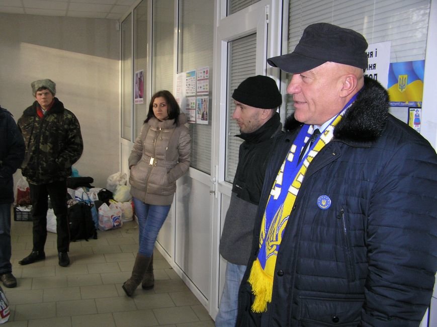 Владимир Иванович Пилипенко напутствует активистов-евромечтателей, отправляющихся в Киев