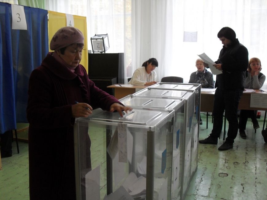 Як голосують кременчужани: фоторепортажі з дільниць та явка виборців станом на 12:00 (фото) - фото 1