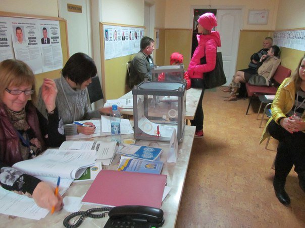Як голосують кременчужани: фоторепортажі з дільниць та явка виборців станом на 12:00 (фото) - фото 5