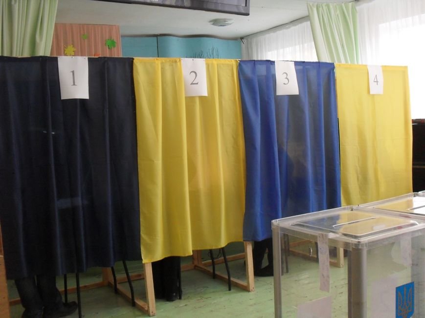 Як голосують кременчужани: фоторепортажі з дільниць та явка виборців станом на 12:00 (фото) - фото 3