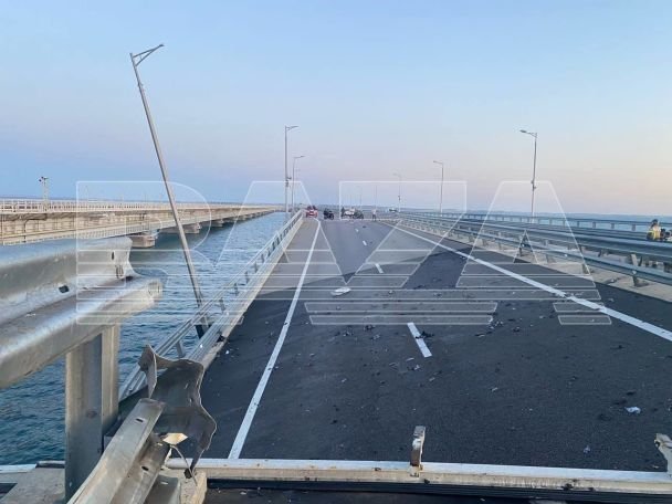 На кримському мості вночі стались вибухи, рух перекрили