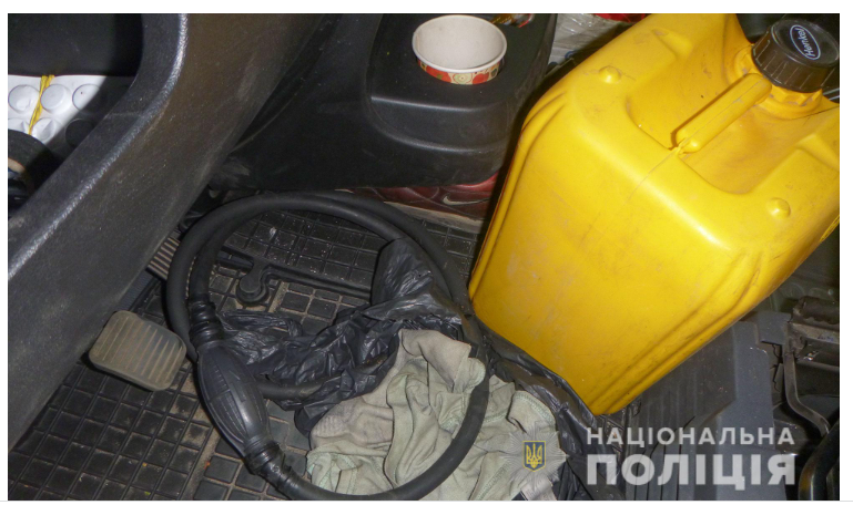 На Полтавщині чоловік хотів злити пальне з автомобіля, а потім поліції хабар пропонував