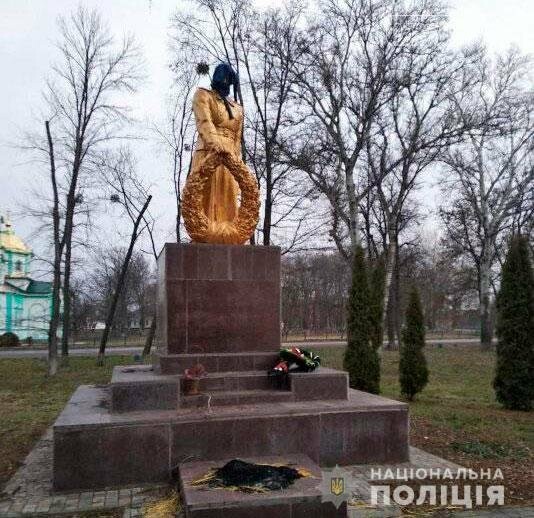 На Полтавщині невідомі розпалили біля пам’ятника загиблим у Другій світовій війні багаття, фото-1