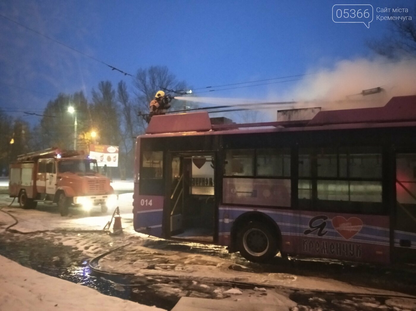 У Кременчуці пожежники гасили вогонь на тролейбусі, фото-1