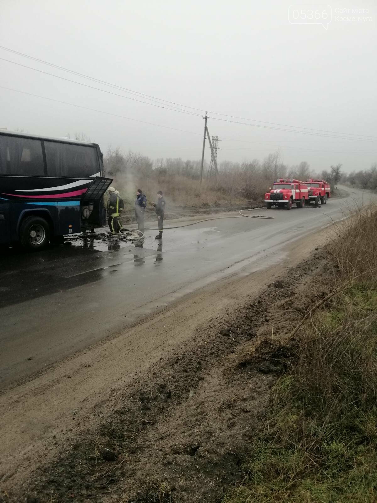 В Кременчуцькому районі під час руху загорівся шкільний автобус. Фото, фото-3