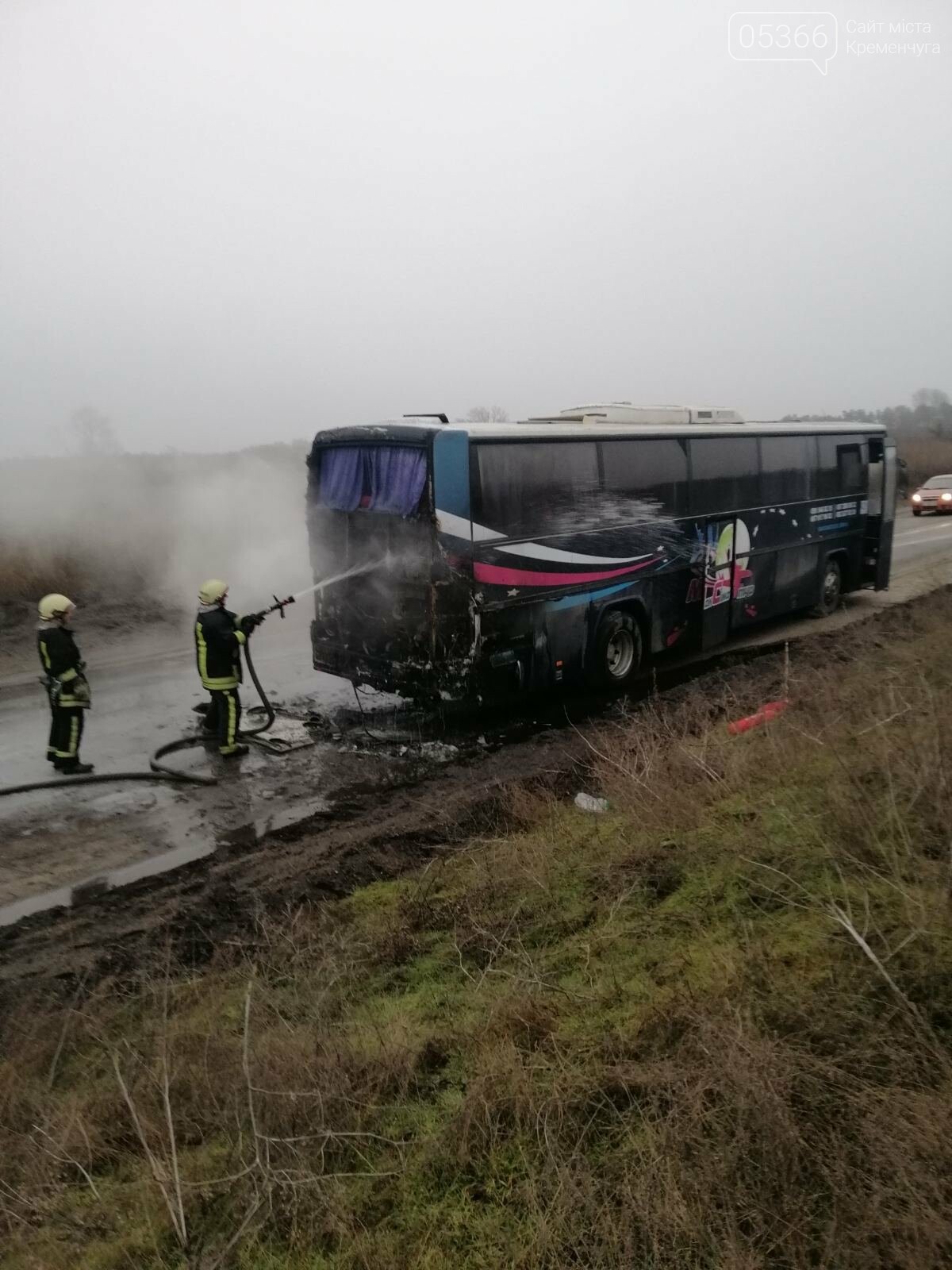 В Кременчуцькому районі під час руху загорівся шкільний автобус. Фото, фото-4