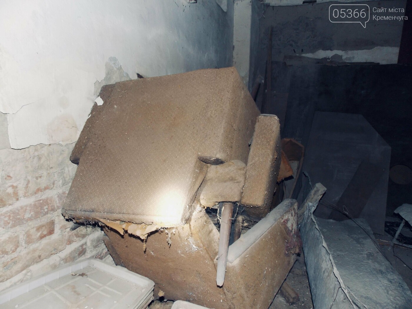 Меблі, будівельне сміття, одяг: чому не можна зберігати це у підвалах і на горищах, фото-4