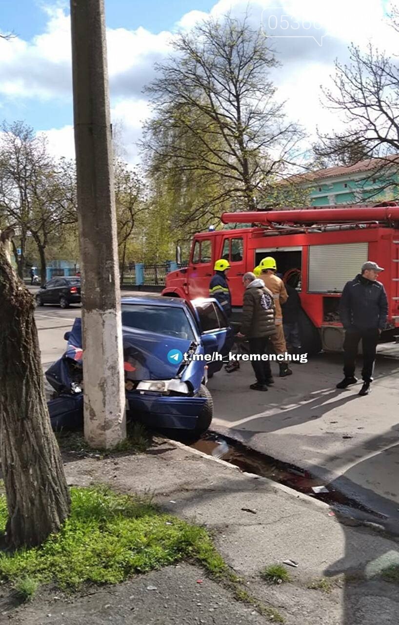 У Крюкові водій "Хюндай" врізався в стовб, фото-2