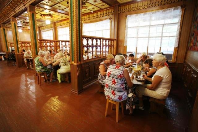 Відпочинок людей похилого віку у "Супутнику"