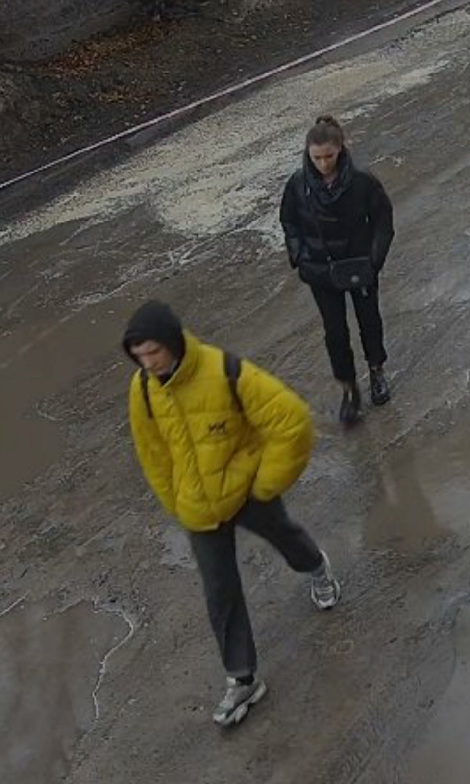 У Кременчуці розшукують підлітків, що підібрали телефон. ВІдео