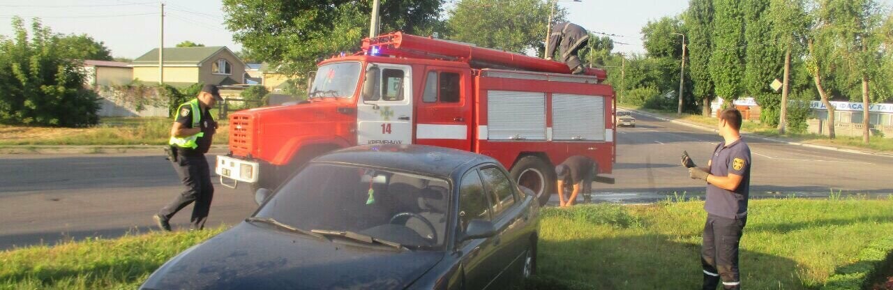 У Кременчуці легковик Мазда виїхав на клумбу. Фото