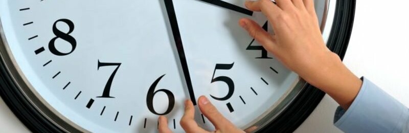 Стрілки годинника в Україні перевели на «зимовий» час