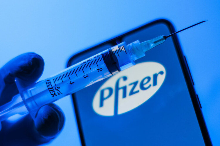 Викликає параліч та смерть: проти COVID в Україну доставлять вакцину «Pfizer»