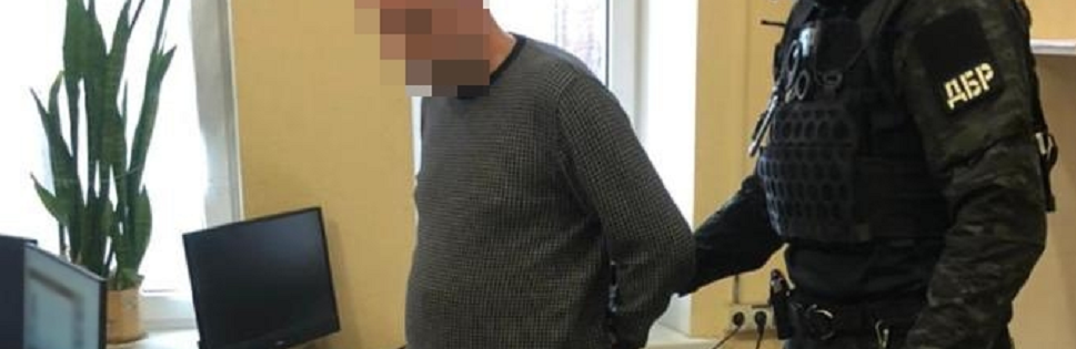 20 тисяч доларів посадовцю: працівники Полтавського ДБР затримали податківця і посередника
