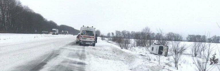 На Полтавщині перекинувся мікроавтобус. Фото