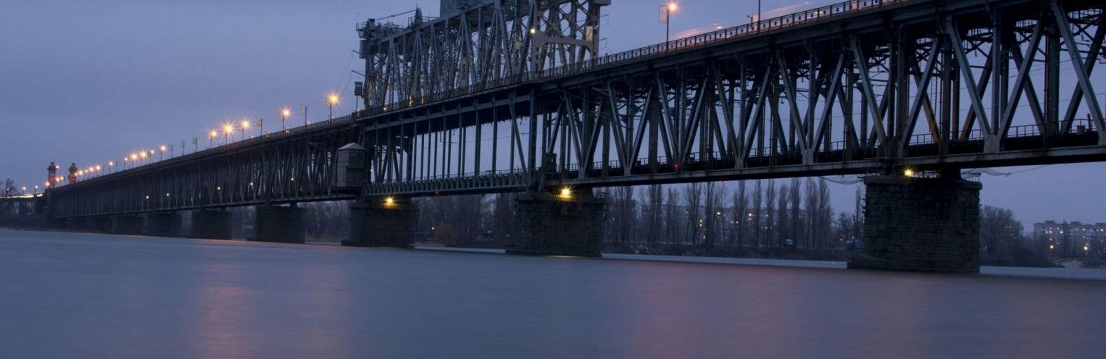 Кременчужанки разом з правоохоронцями врятували чоловіка на Крюківському мосту. Відео