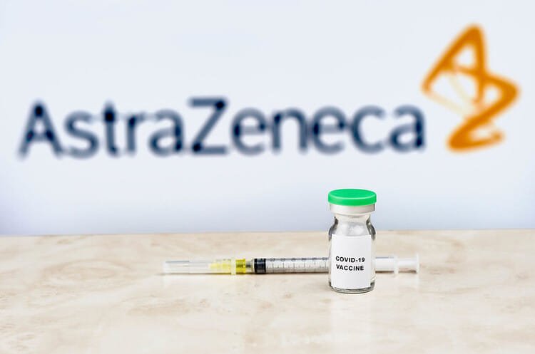 Українців колять: 10 країн ЄС призупинили вакцинацію препаратом «AstraZeneca»