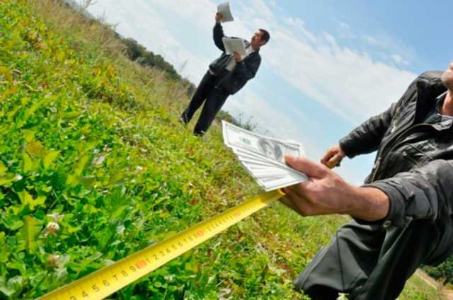 Росія виставить на продаж земельні ділянки українців в Криму