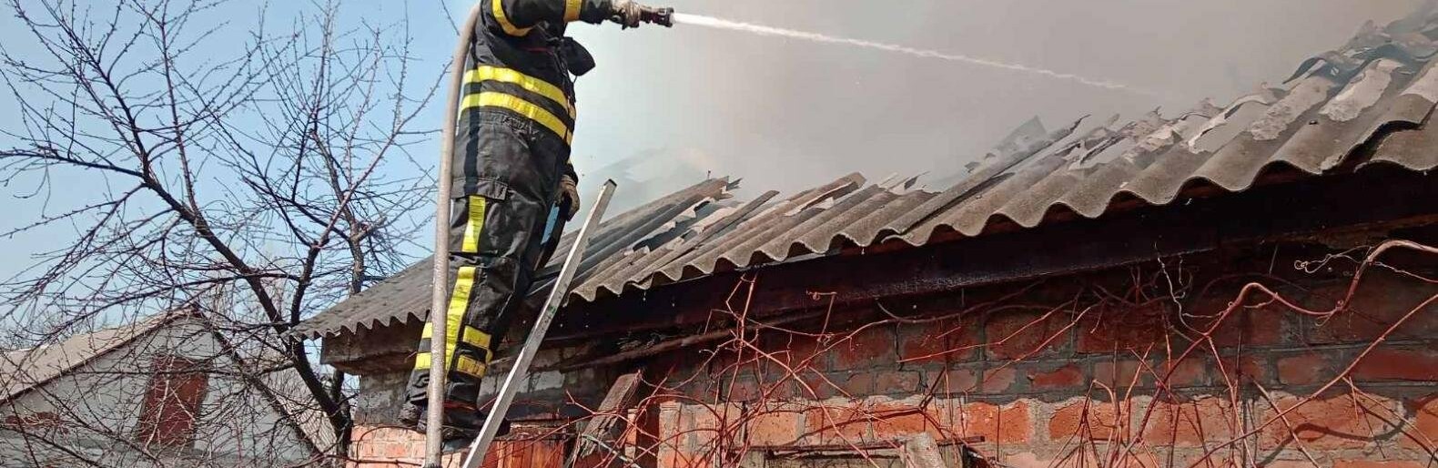 Горів сарай: кременчуцькі пожежники загасили вогонь за дві години
