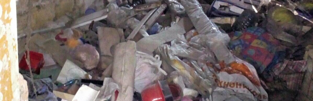 Меблі, будівельне сміття, одяг: чому не можна зберігати це у підвалах і на горищах