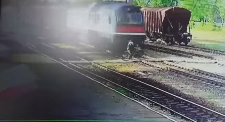 На Полтавщині чоловік народився наново. На відео потрапив момент зіткнення з поїздом 