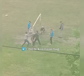 У Кременчуці діти зайняті руйнуванням футбольних воріт. Відео