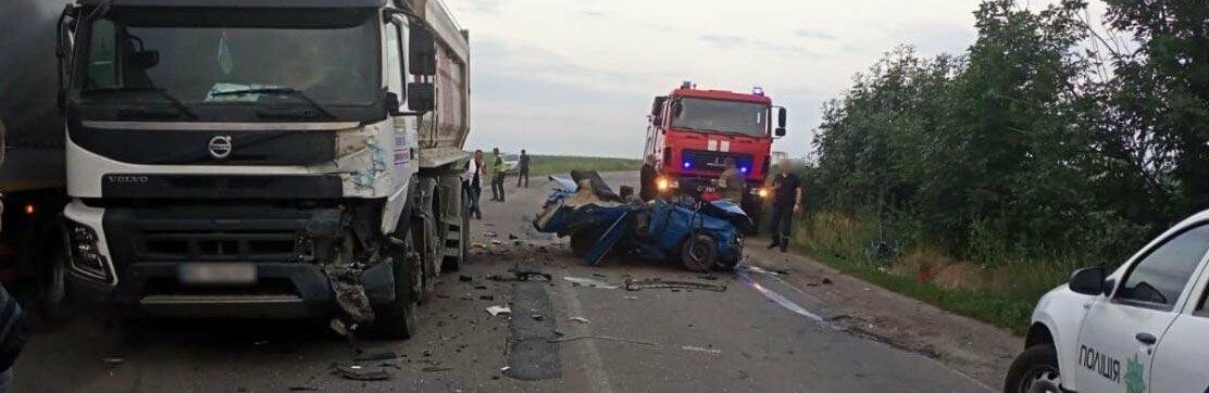 Вранці сталася смертельна ДТП: легковик розчавило фурою