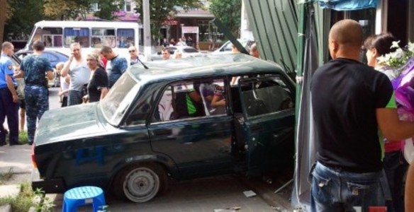 31.08.2011 - На Молодежном водитель «Жигулей» наехал на пешехода и врезался в цветочные киоски 