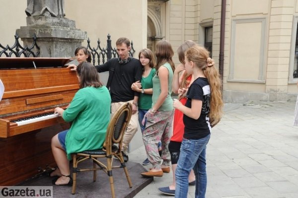 vo_lvove_ulichnoe_pianino_sobiraet_sotni_turistov_i_besprizornyh