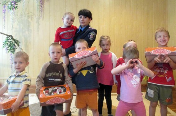 Дети реабилитационного центра Кременчуга ко дню Конституции получили подарки (ФОТО) (фото) - фото 2