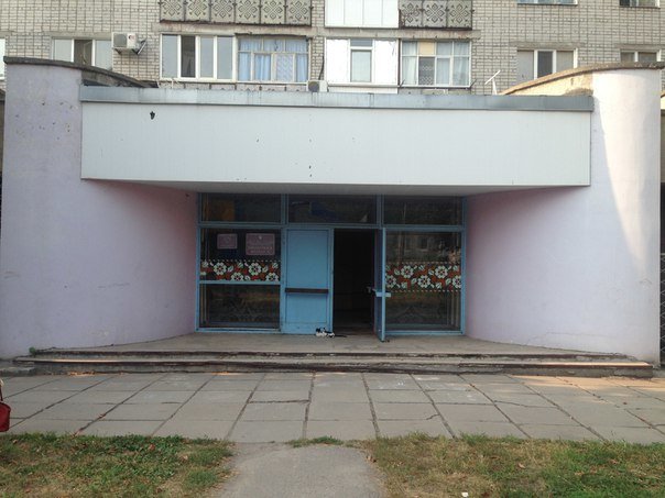 В Кременчуге собирают помощь чтобы «вдохнут жизнь» в детскую библиотеку: ее неприметный фасад раскрасят аэрографией (фото) - фото 1