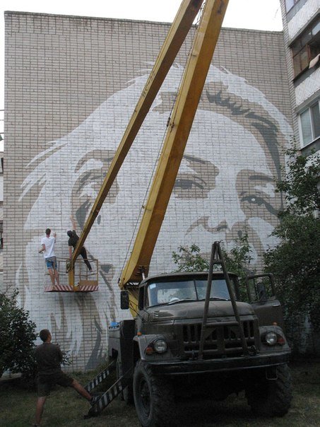 В Кременчуге на стене многоэтажки появился 12-метровый портрет девушки (фото) - фото 2