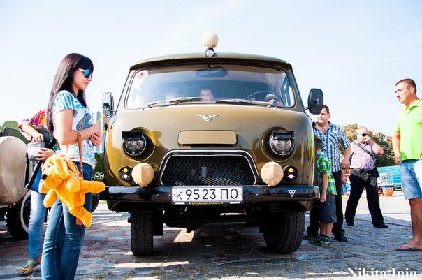 В Кременчуге устроили выставку раритетных автомобилей и мотоциклов (фото) - фото 2