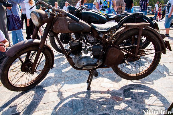 В Кременчуге устроили выставку раритетных автомобилей и мотоциклов (фото) - фото 1