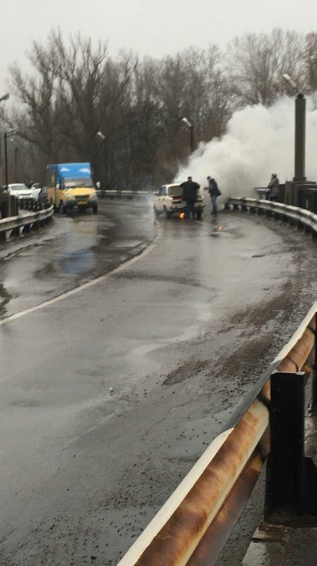 У Кременчуці посеред Крюківського мосту спалахнули «Жигулі» (фото) - фото 1